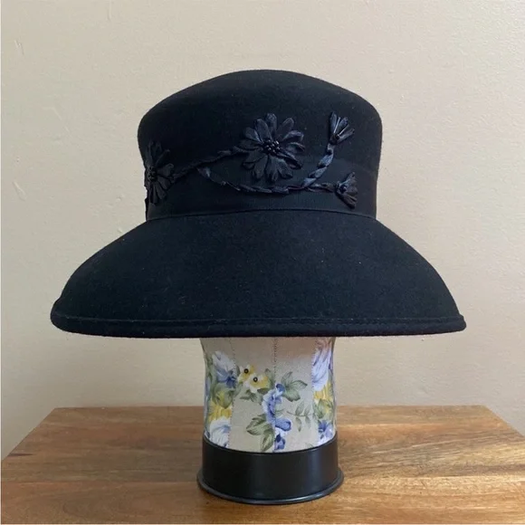 VTG BETMAR New York Black Wool Floral Design Hat - Picture 1 of 13
